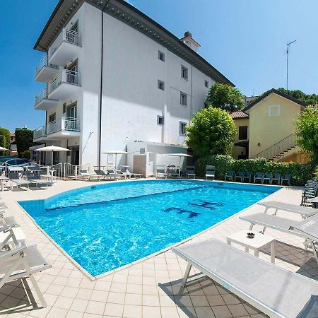 Hotel Embassy Riccione Bagian luar foto
