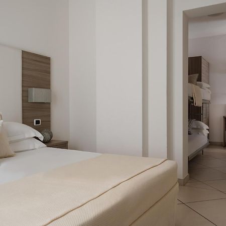 Hotel Embassy Riccione Bagian luar foto