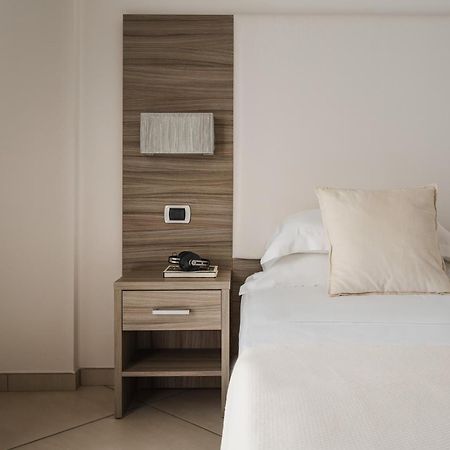 Hotel Embassy Riccione Bagian luar foto