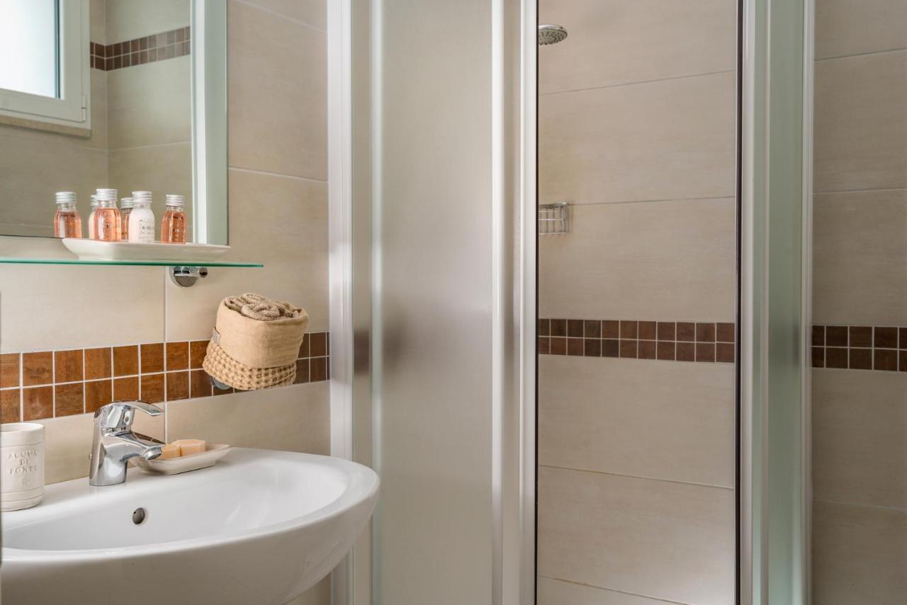 Hotel Embassy Riccione Bagian luar foto