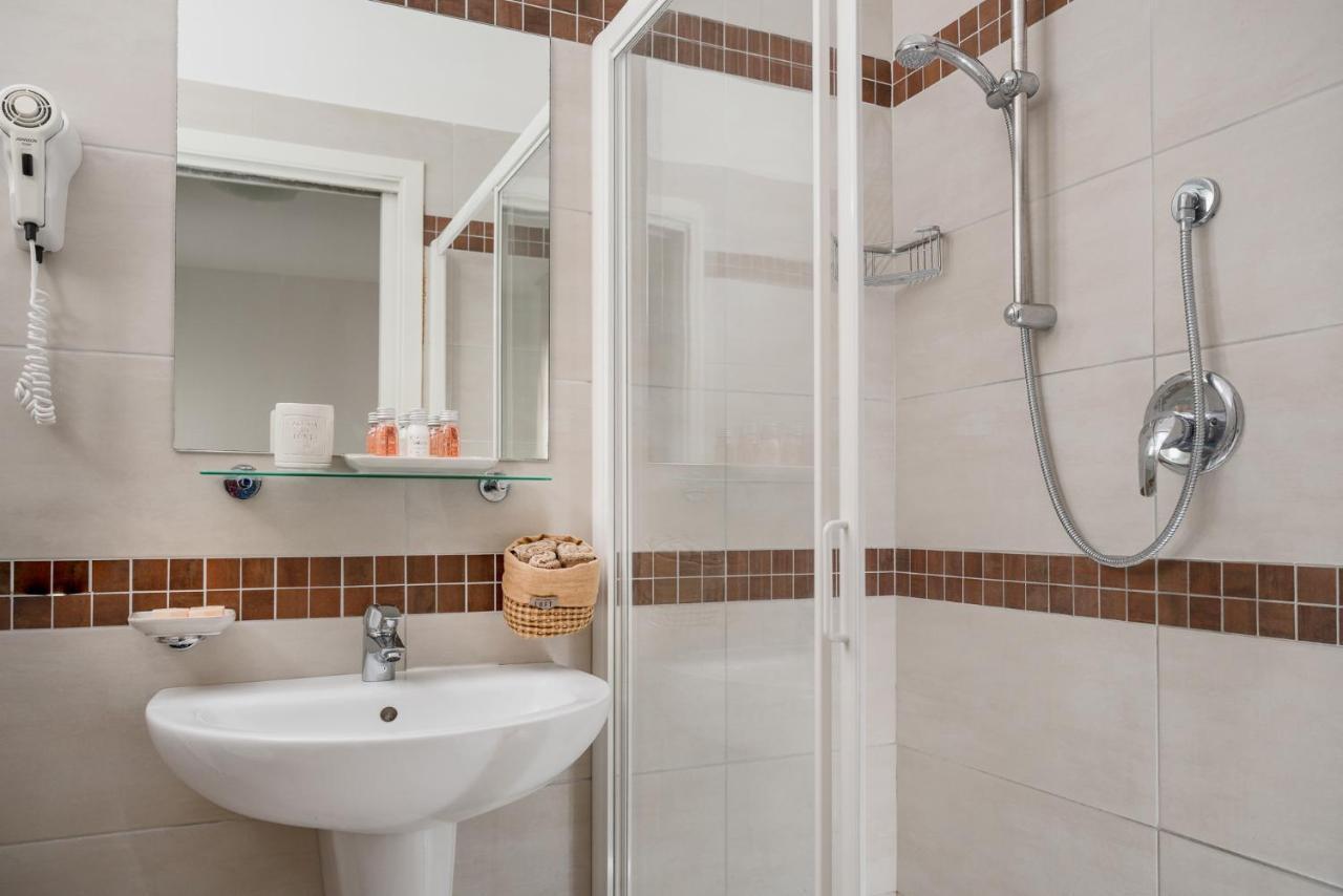 Hotel Embassy Riccione Bagian luar foto