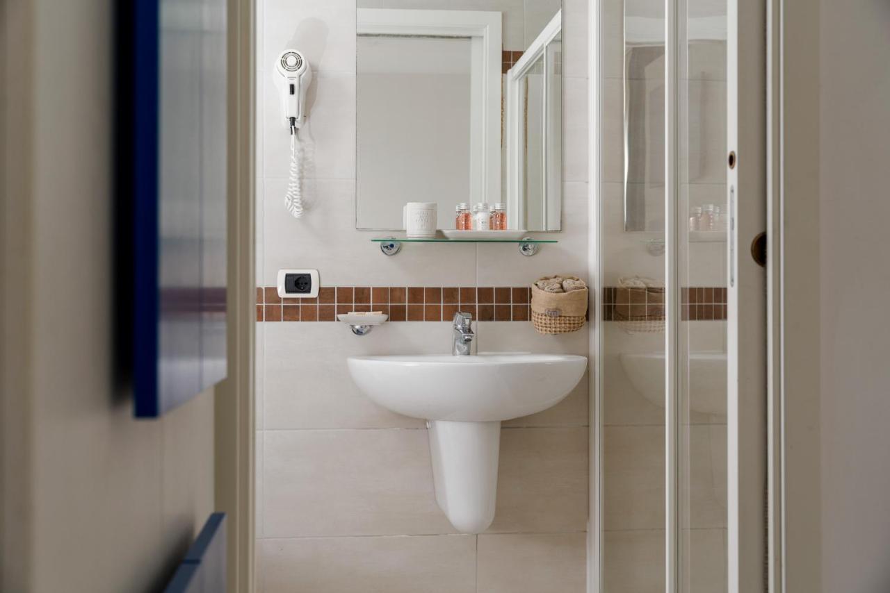 Hotel Embassy Riccione Bagian luar foto