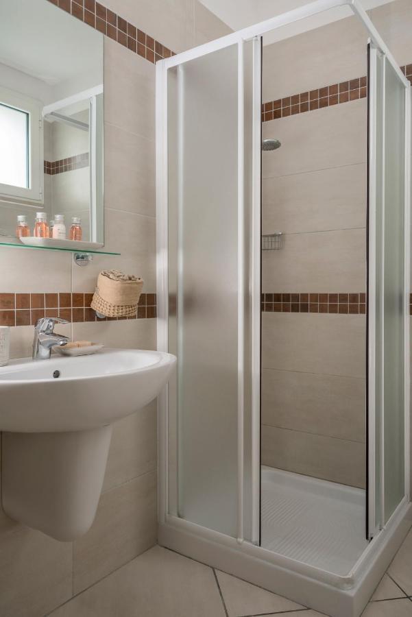 Hotel Embassy Riccione Bagian luar foto