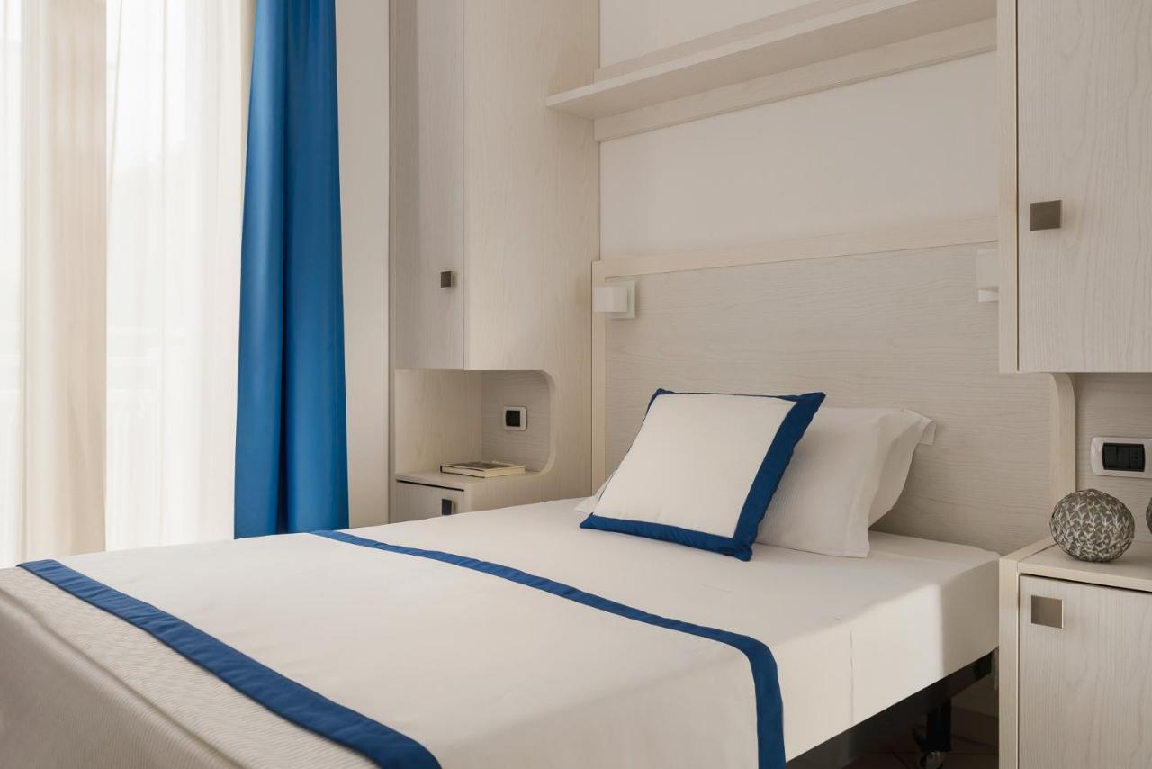 Hotel Embassy Riccione Bagian luar foto