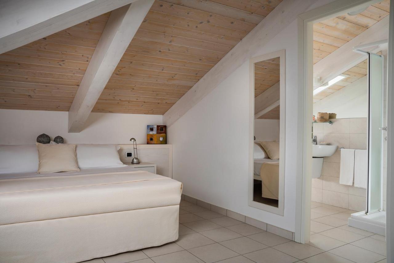 Hotel Embassy Riccione Bagian luar foto