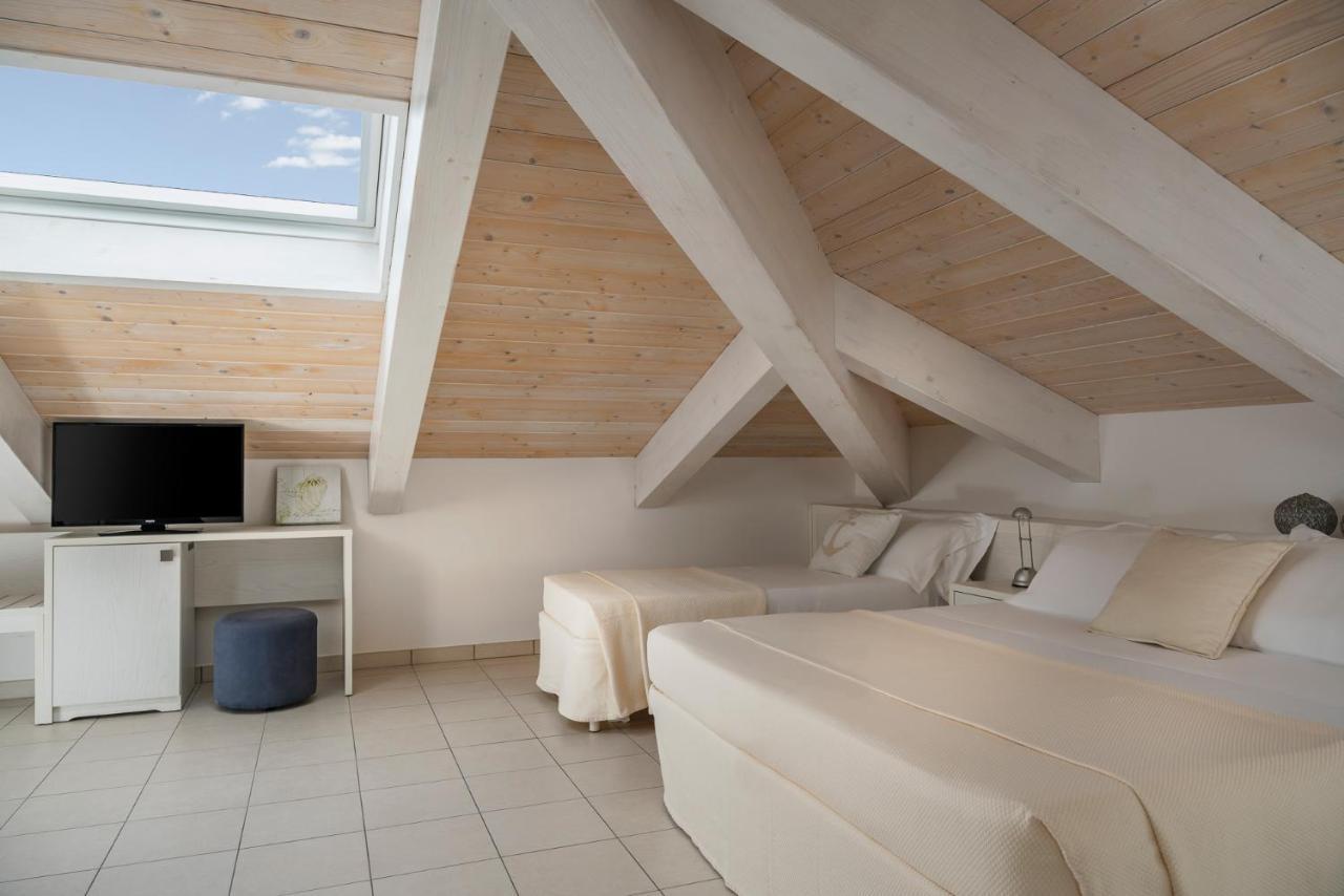 Hotel Embassy Riccione Bagian luar foto