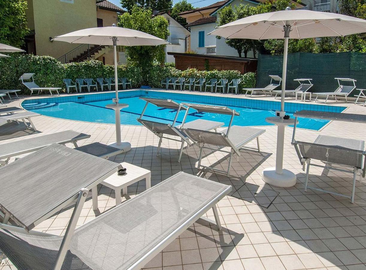 Hotel Embassy Riccione Bagian luar foto