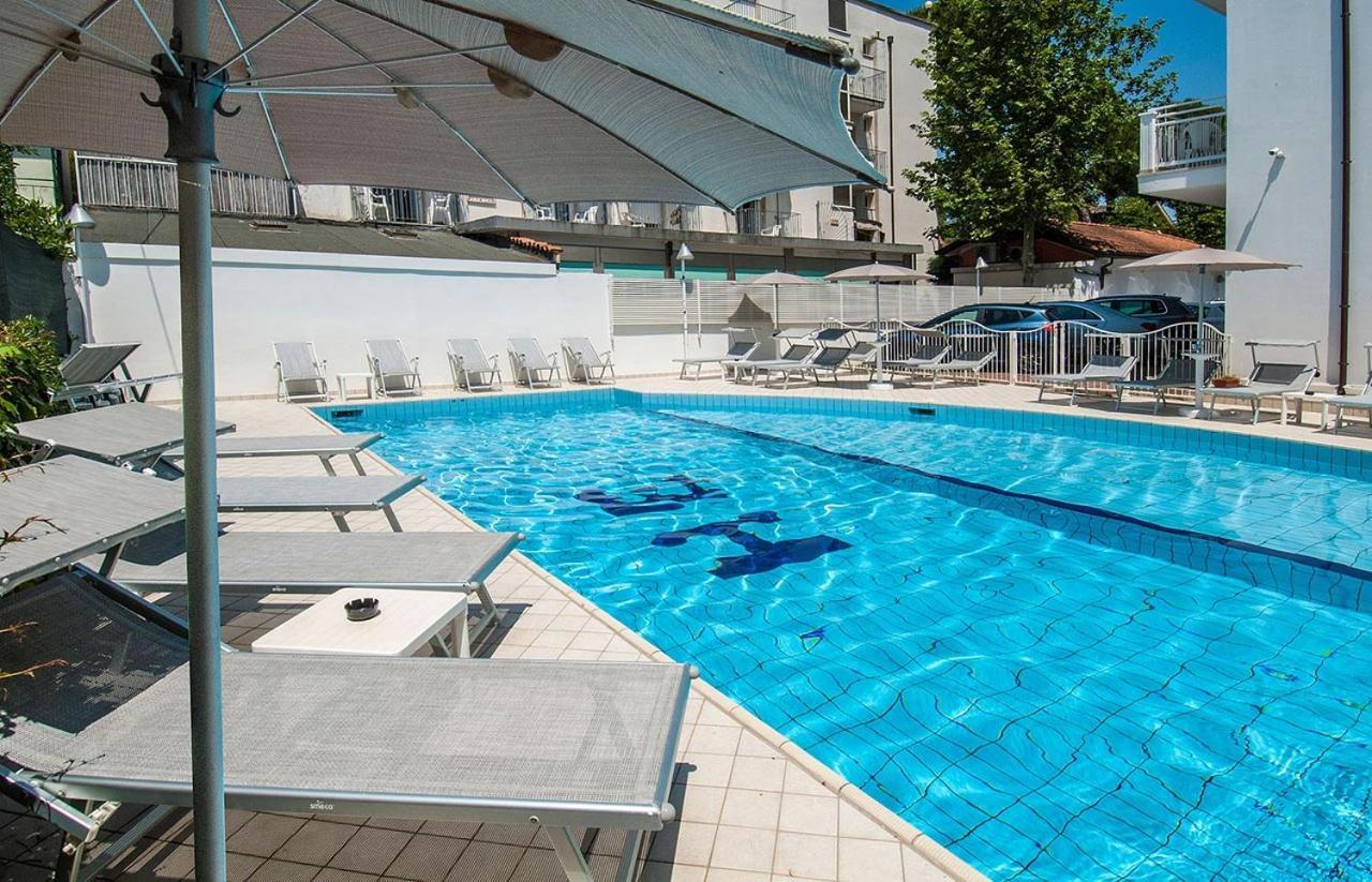 Hotel Embassy Riccione Bagian luar foto