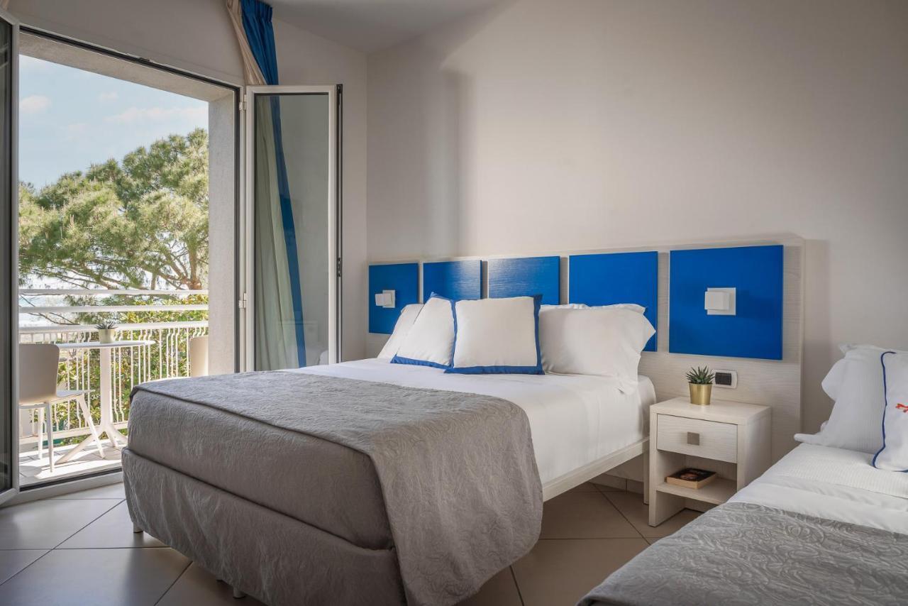 Hotel Embassy Riccione Bagian luar foto