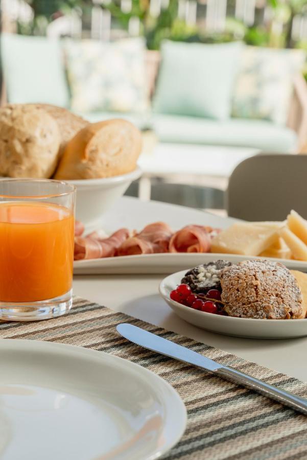 Hotel Embassy Riccione Bagian luar foto