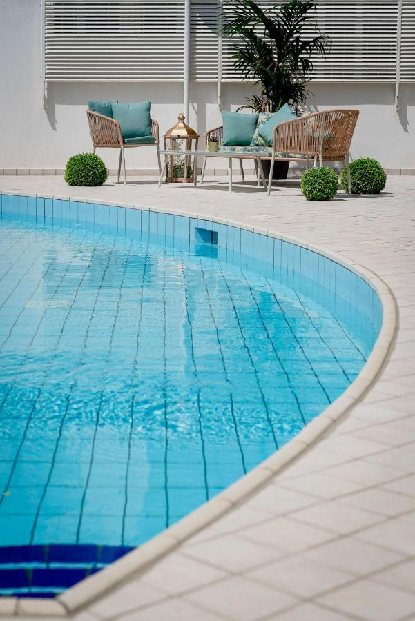Hotel Embassy Riccione Bagian luar foto