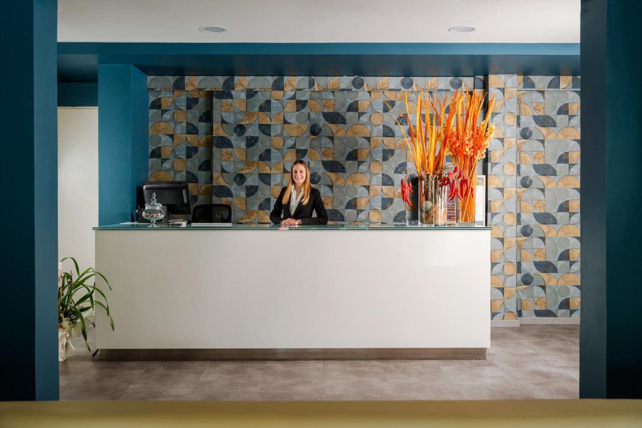 Hotel Embassy Riccione Bagian luar foto