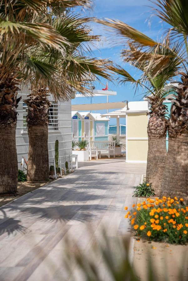 Hotel Embassy Riccione Bagian luar foto