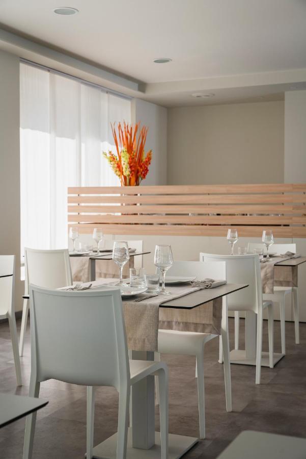 Hotel Embassy Riccione Bagian luar foto