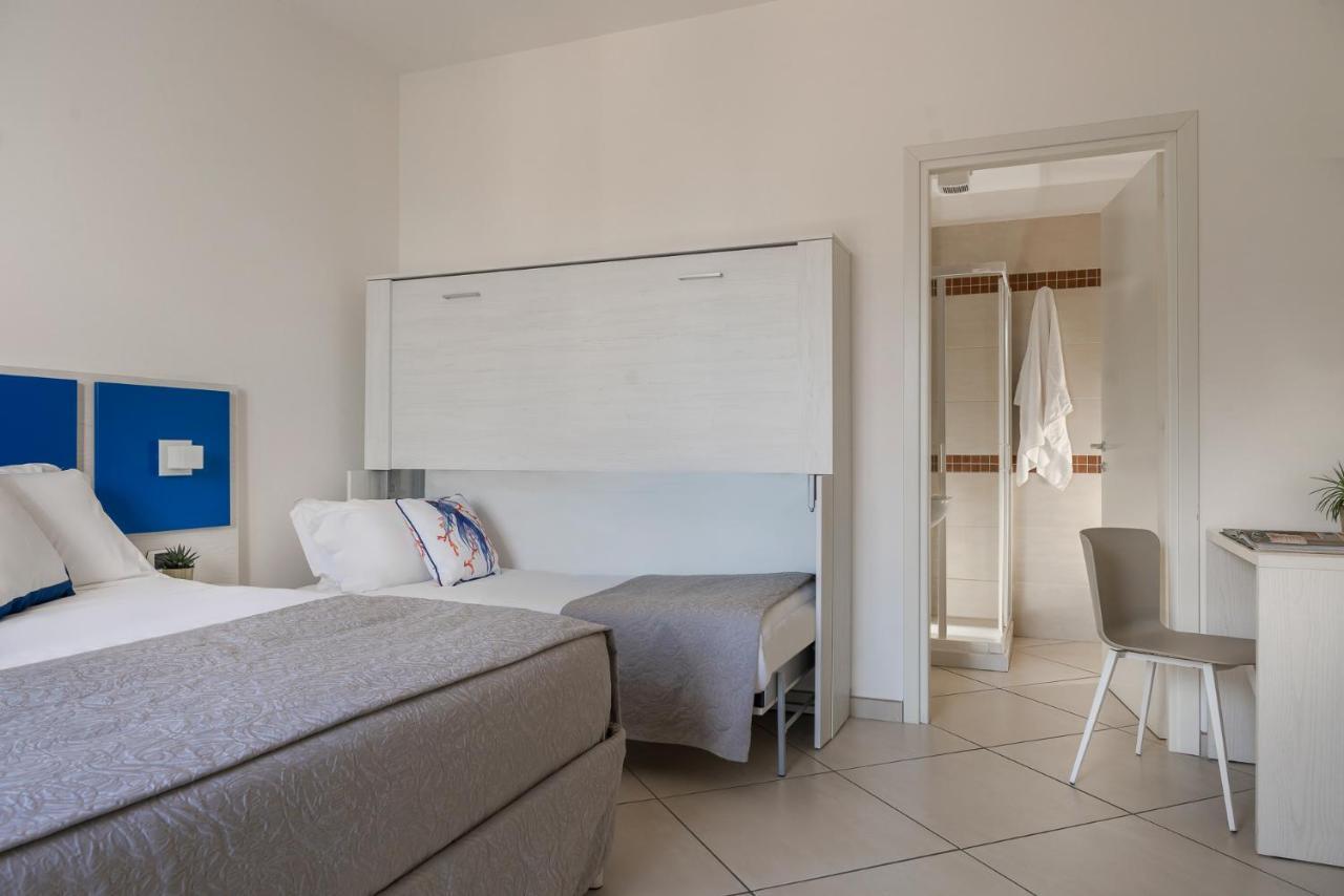 Hotel Embassy Riccione Bagian luar foto