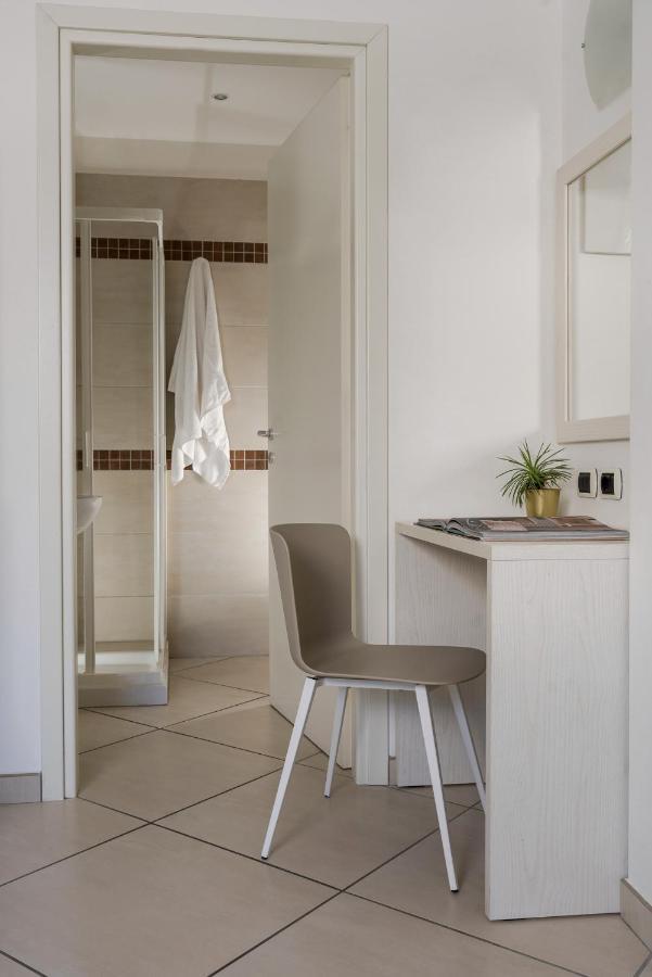 Hotel Embassy Riccione Bagian luar foto