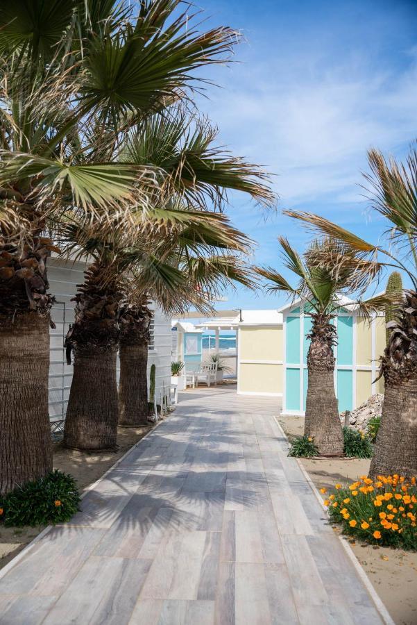 Hotel Embassy Riccione Bagian luar foto