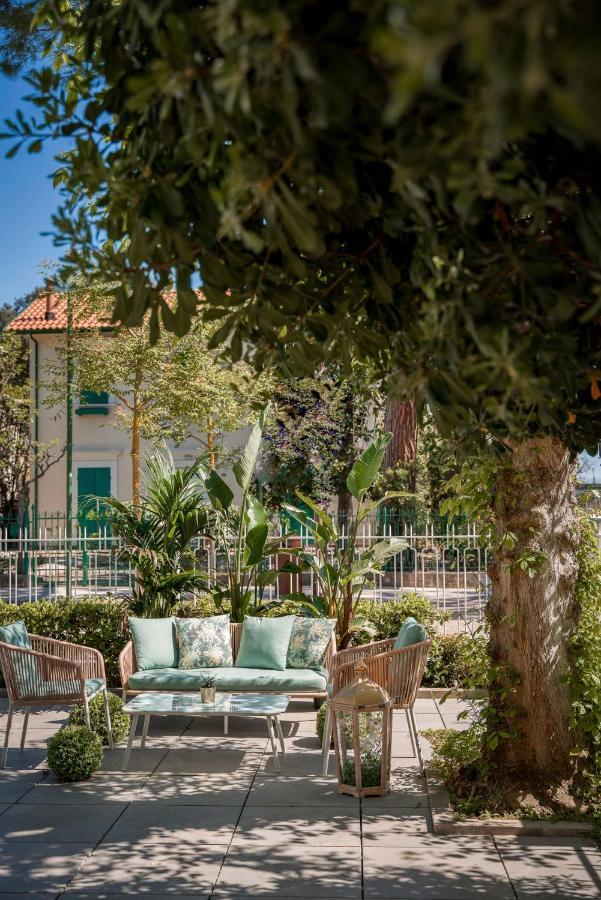 Hotel Embassy Riccione Bagian luar foto