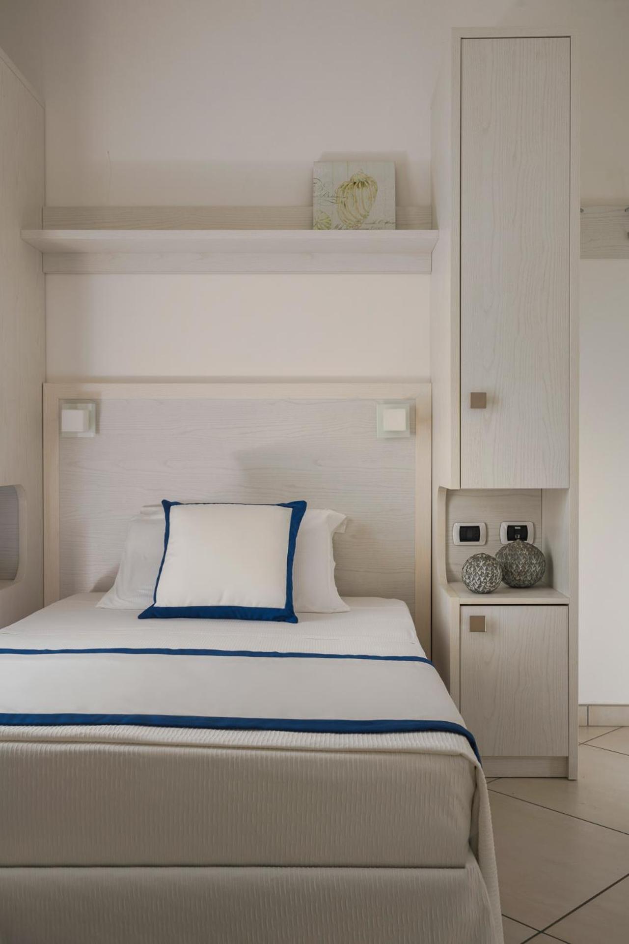 Hotel Embassy Riccione Bagian luar foto