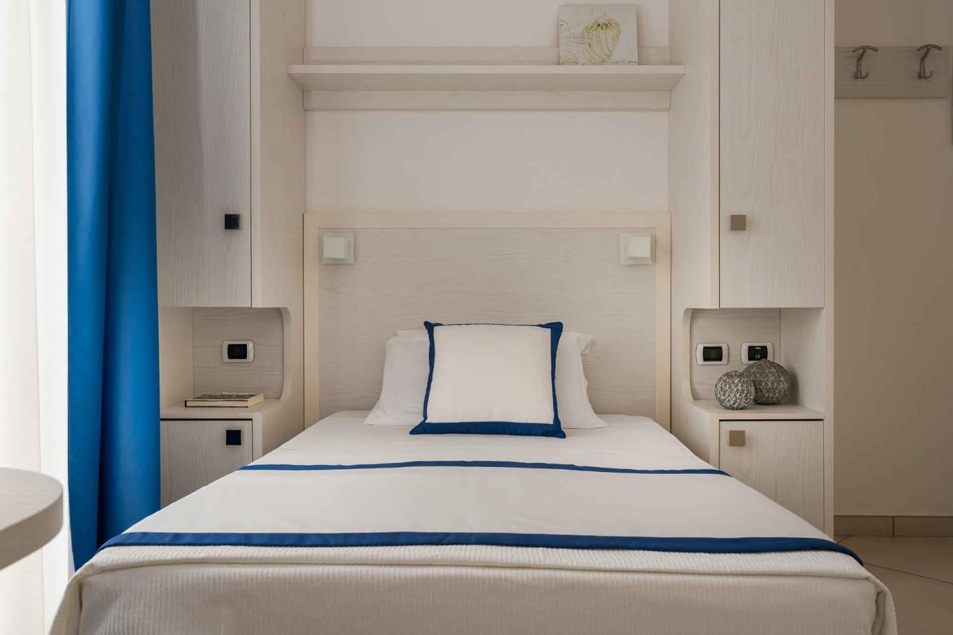 Hotel Embassy Riccione Bagian luar foto