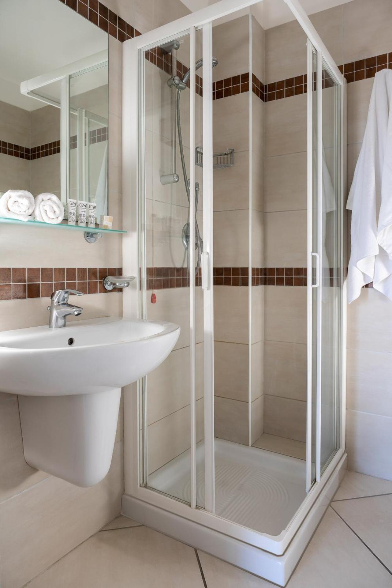 Hotel Embassy Riccione Bagian luar foto