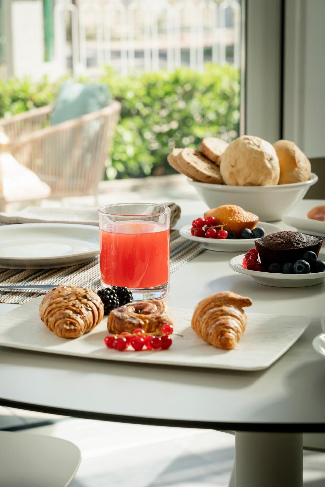 Hotel Embassy Riccione Bagian luar foto