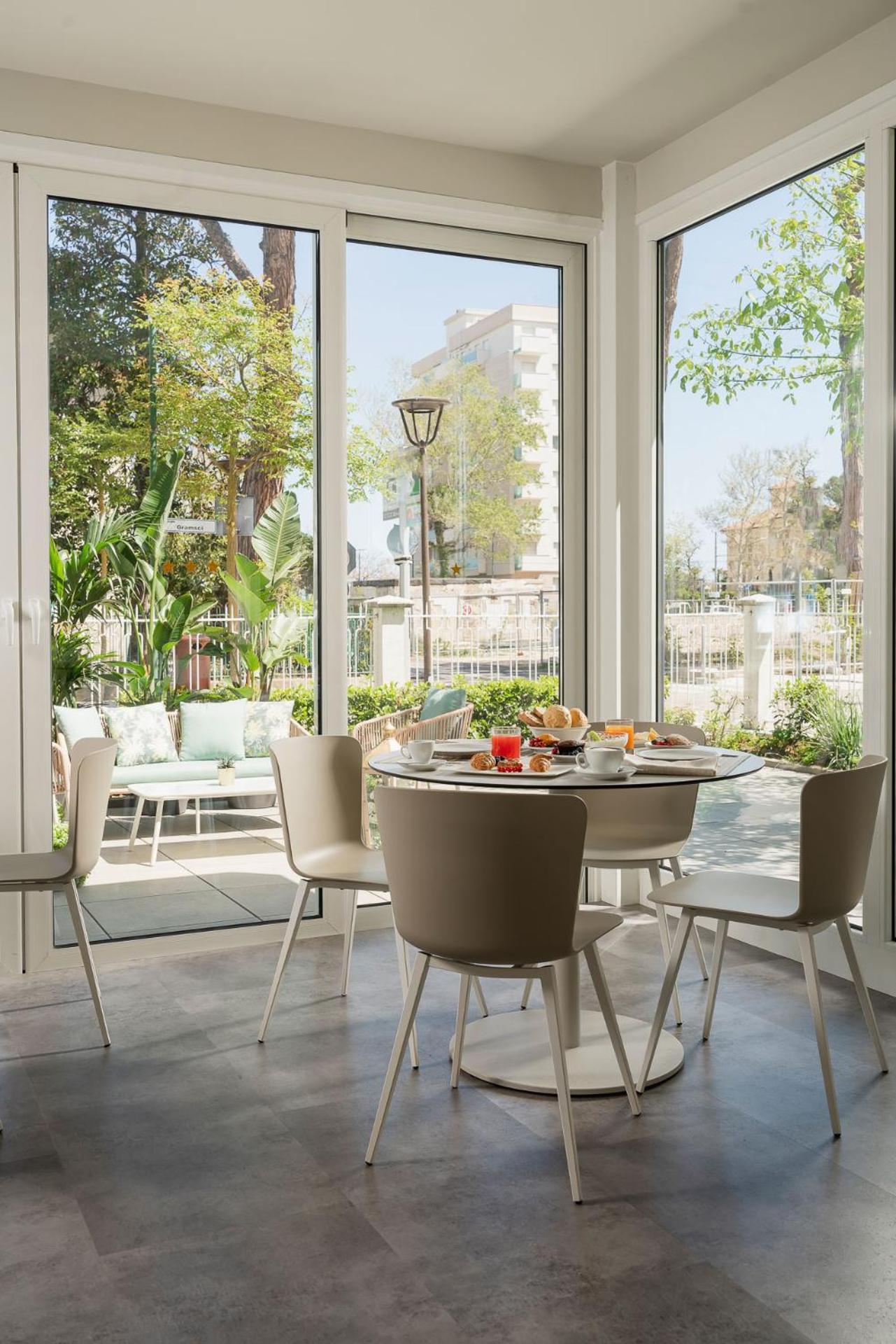 Hotel Embassy Riccione Bagian luar foto