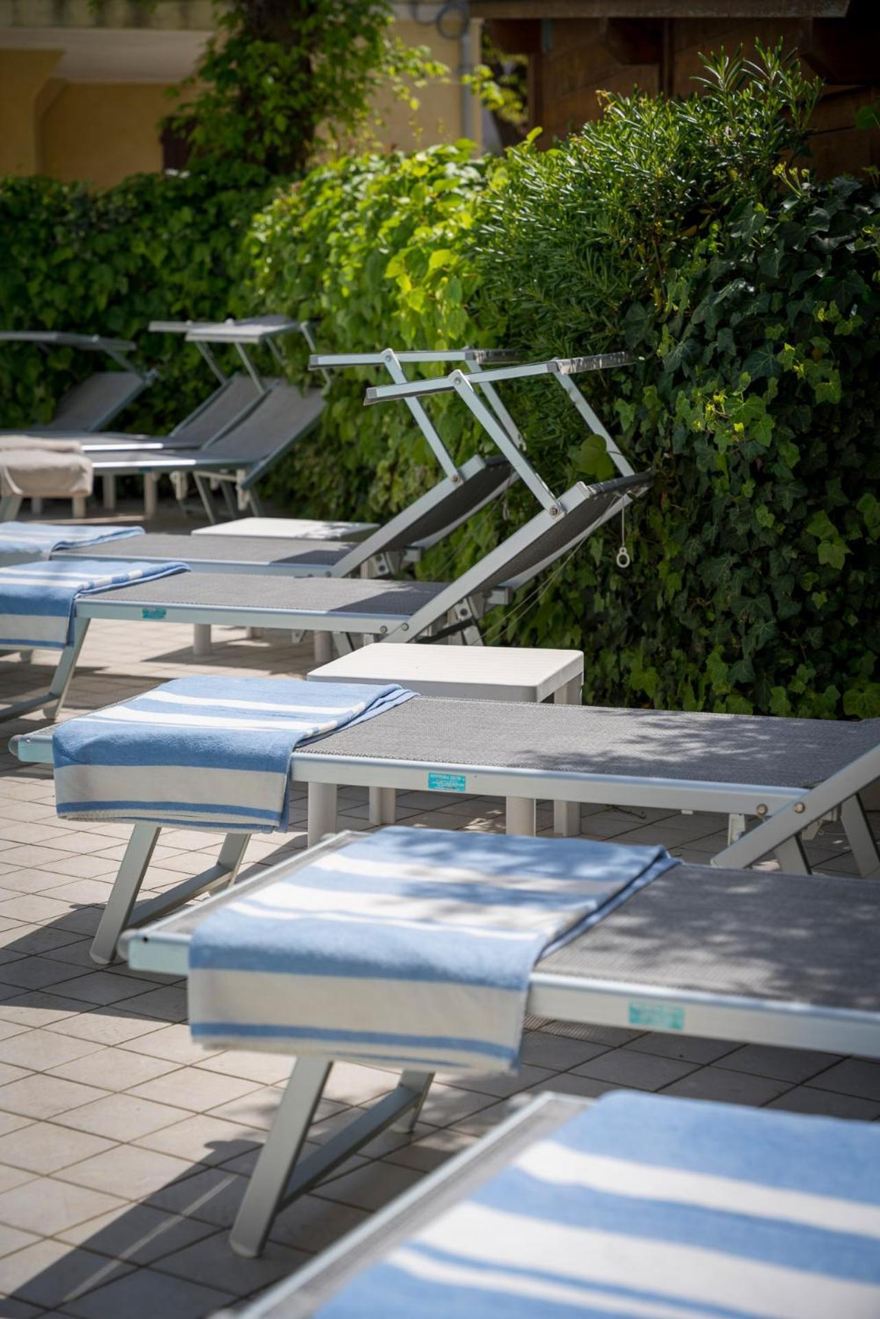 Hotel Embassy Riccione Bagian luar foto