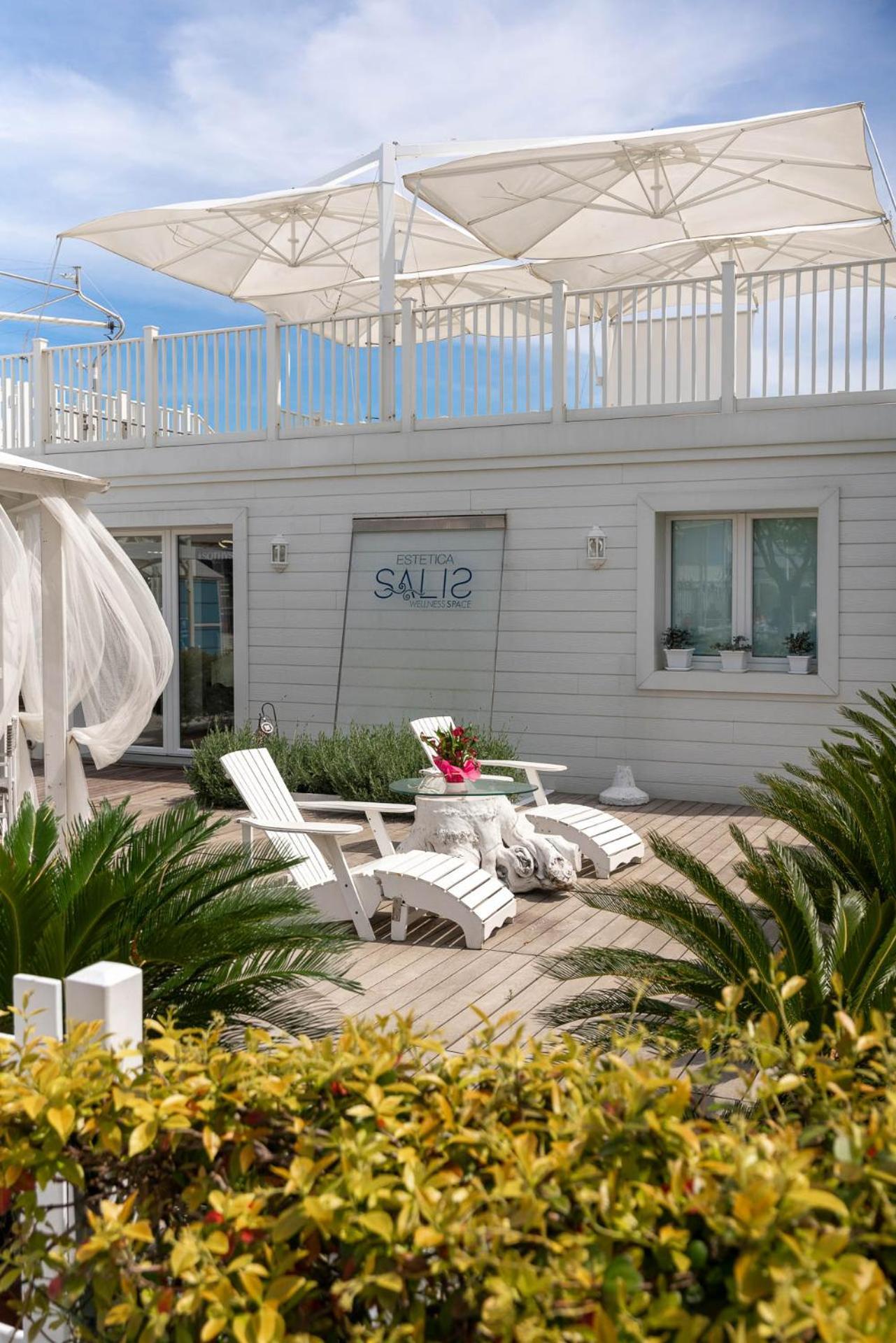 Hotel Embassy Riccione Bagian luar foto