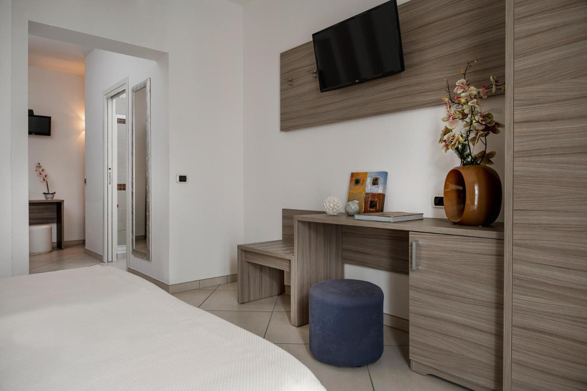 Hotel Embassy Riccione Bagian luar foto