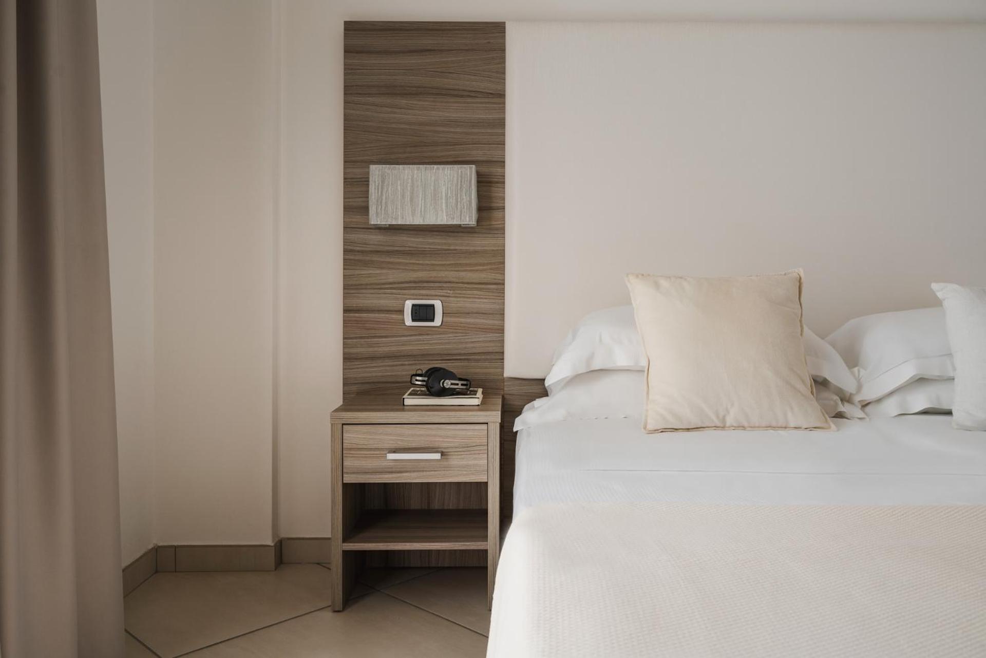 Hotel Embassy Riccione Bagian luar foto