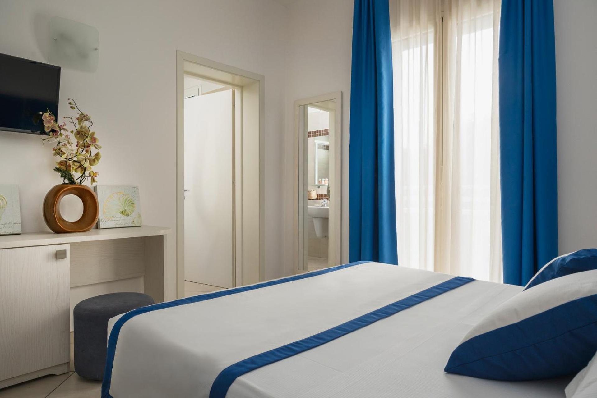 Hotel Embassy Riccione Bagian luar foto